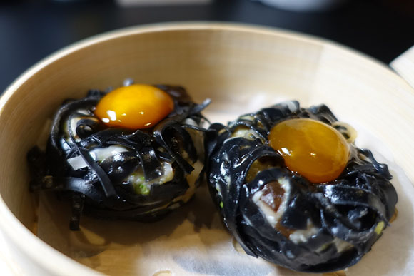 香川の恵み満載！黒い特製シュウマイやお酒のアテなど逸品揃い